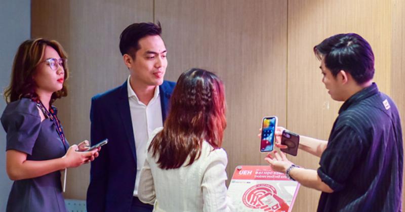 Một giao diện người dùng kỹ thuật số hiện đại với các biểu tượng AI, VR, và biểu đồ thể hiện sự tăng trưởng và cá nhân hóa nội dung “clip hot vn” về giải trí Hoa Ngữ.